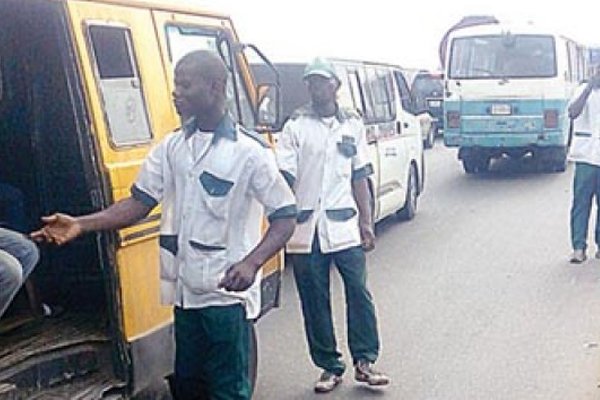 Lagos-NURTW-members-collecting-money-from-comercial-bus-drivers. Source Niche