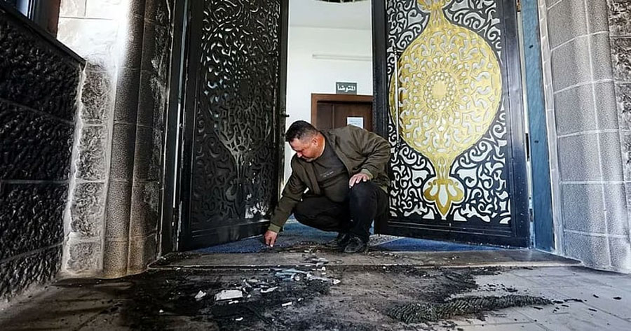 Israeli settlers torch West Bank mosque