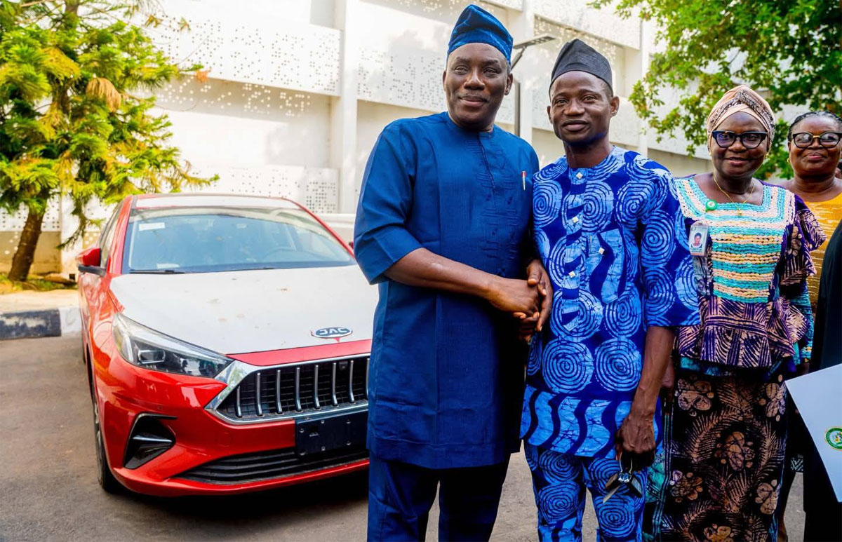 Ogun Gov Rewards Nigeria’s Best Primary School Teacher Solanke Francis Taiwo with Car and Bungalow
