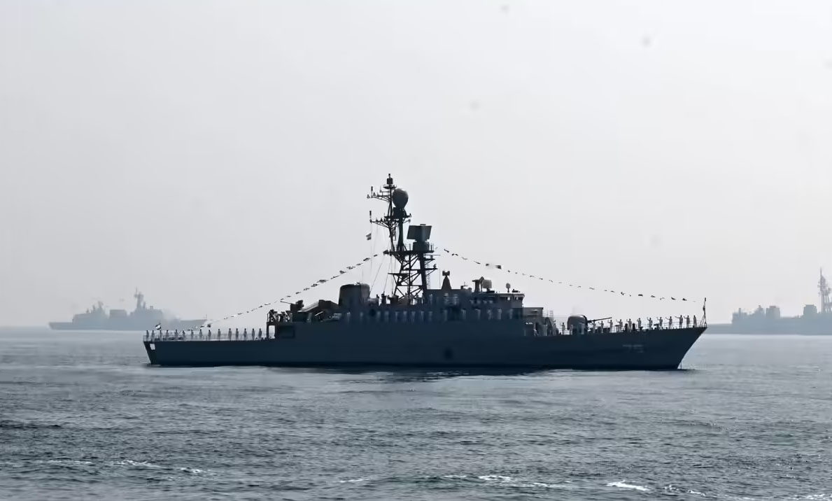 US Submarine Sinks Iranian Warship in Indian Ocean as Conflict Escalates