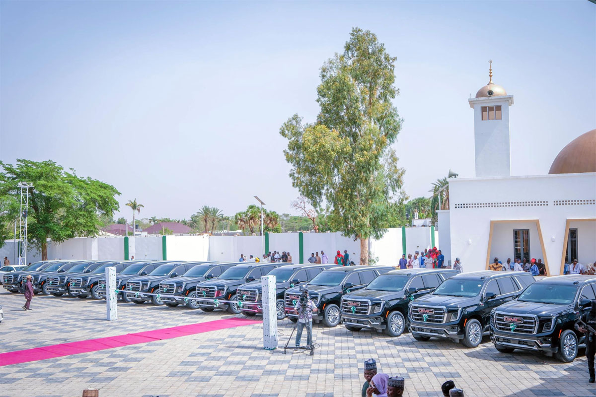 Bauchi Governor Presents Over 114 Vehicles to Emirs, District Heads