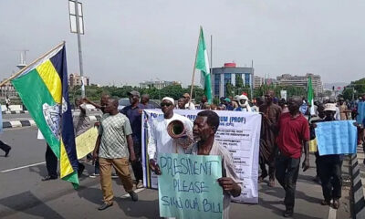 Retired Police Officers Block Aso Rock Gate, Demand Tinubu’s Assent to Police Exit Bill