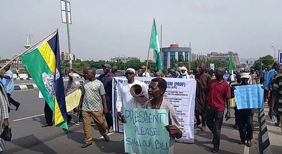 Retired Police Officers Block Aso Rock Gate, Demand Tinubu’s Assent to Police Exit Bill