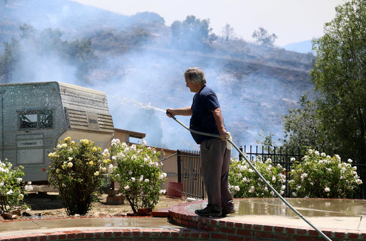 Simi Valley Fire Burns 1,364 Acres as Wildfire Triggers Evacuations Near Los Angeles