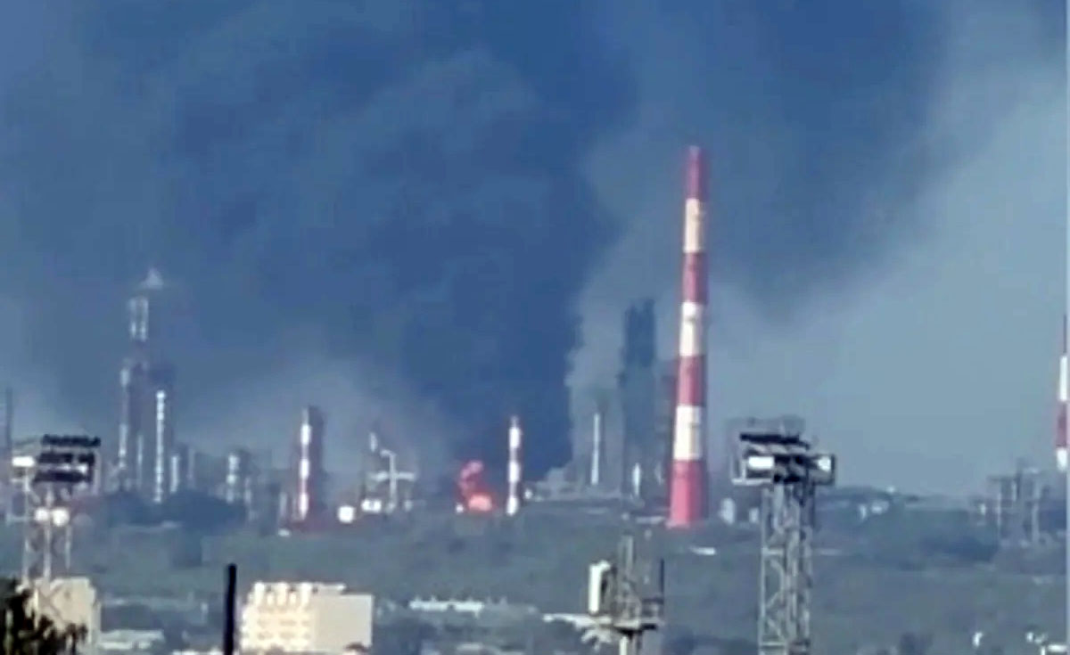 One killed as Ukrainian drones ignite Russian oil refinery in Samara