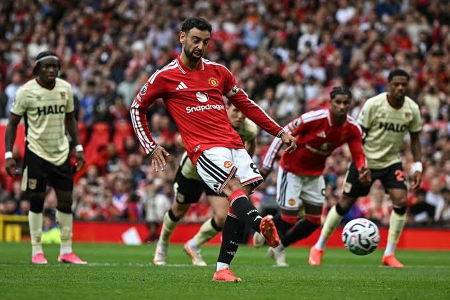 Bruno Fernandes hat-trick inspires Man United to thrash Ipswich 5-2