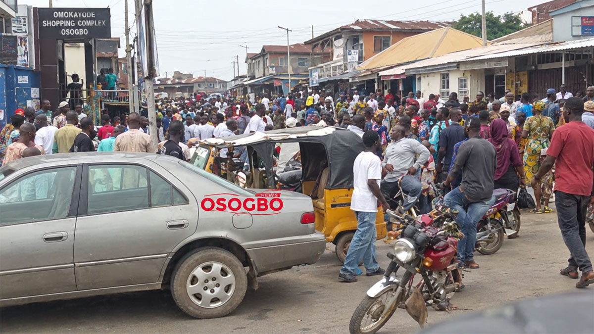 Osogbo Food Bonanza: Angry Customers Loot Warehouse After Operators Vanish