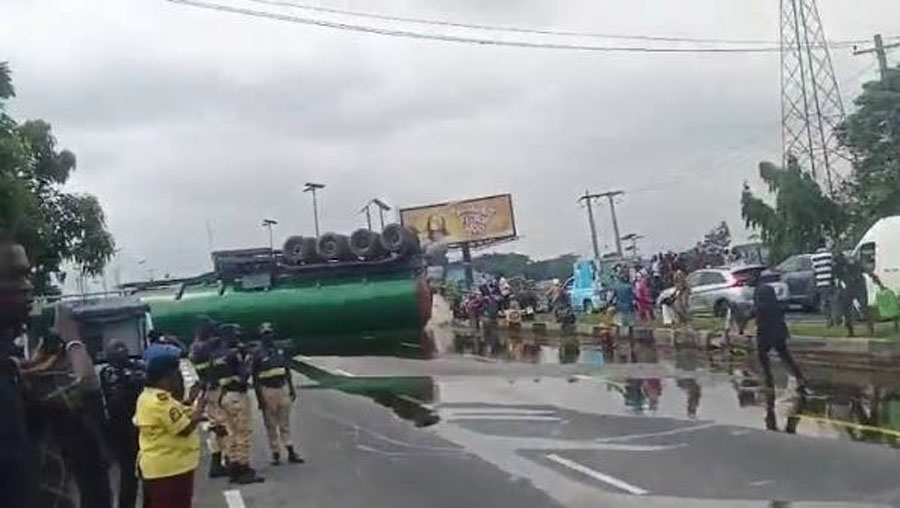 Outrage as Residents Scoop Groundnut Oil From Lagos Tanker Crash Scene